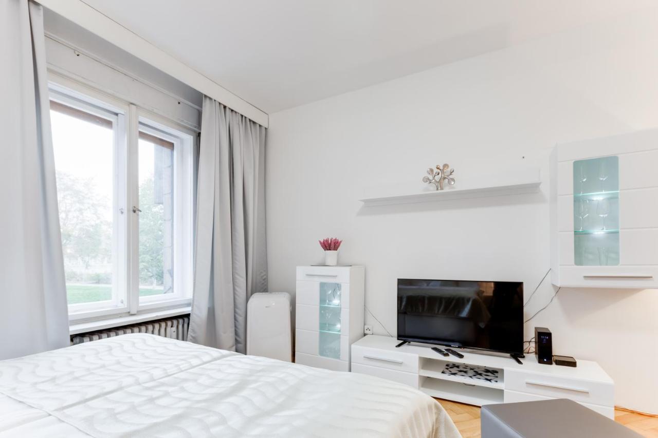 Exclusive Riverside Apartment In The Heart Of Прага Екстериор снимка