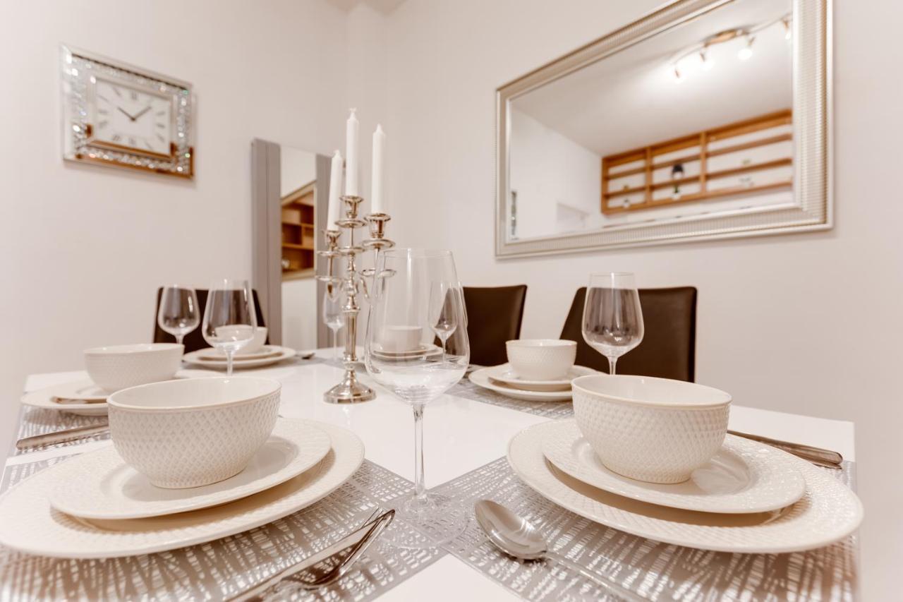 Exclusive Riverside Apartment In The Heart Of Прага Екстериор снимка