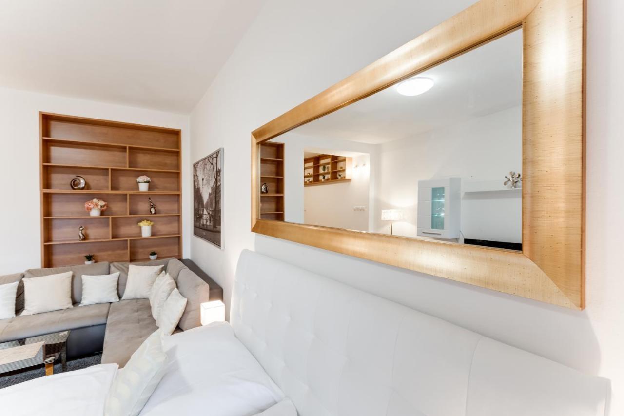 Exclusive Riverside Apartment In The Heart Of Прага Екстериор снимка
