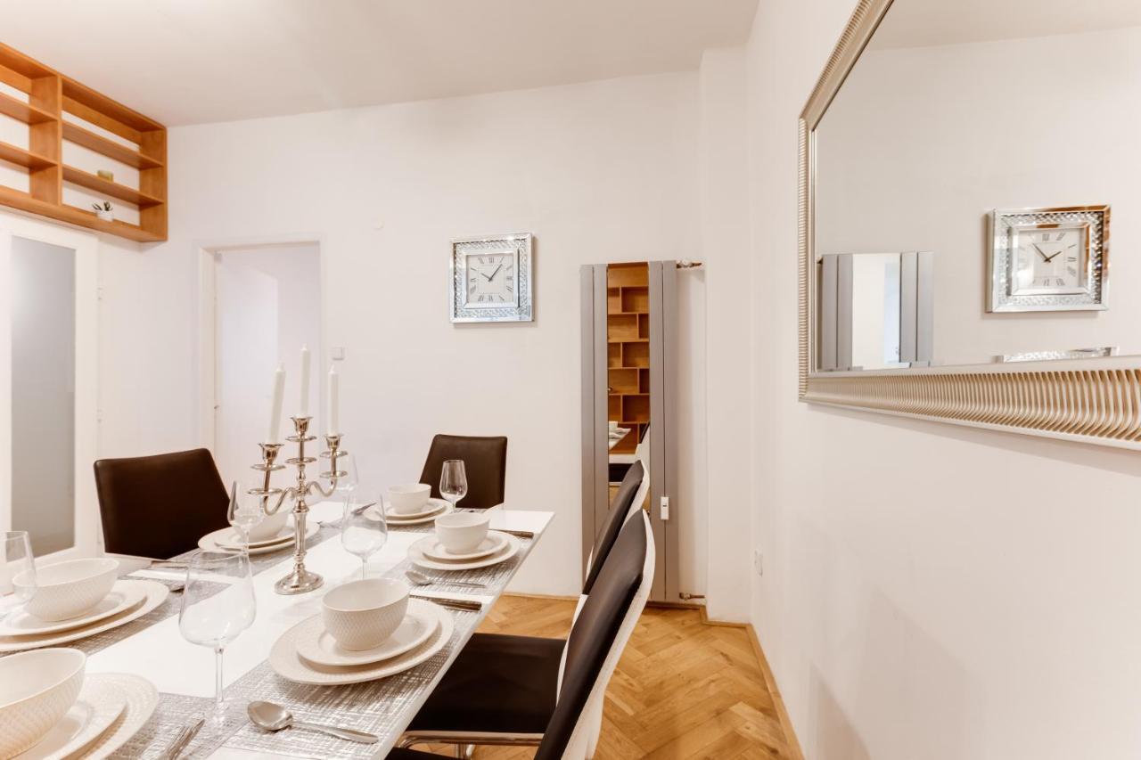 Exclusive Riverside Apartment In The Heart Of Прага Екстериор снимка