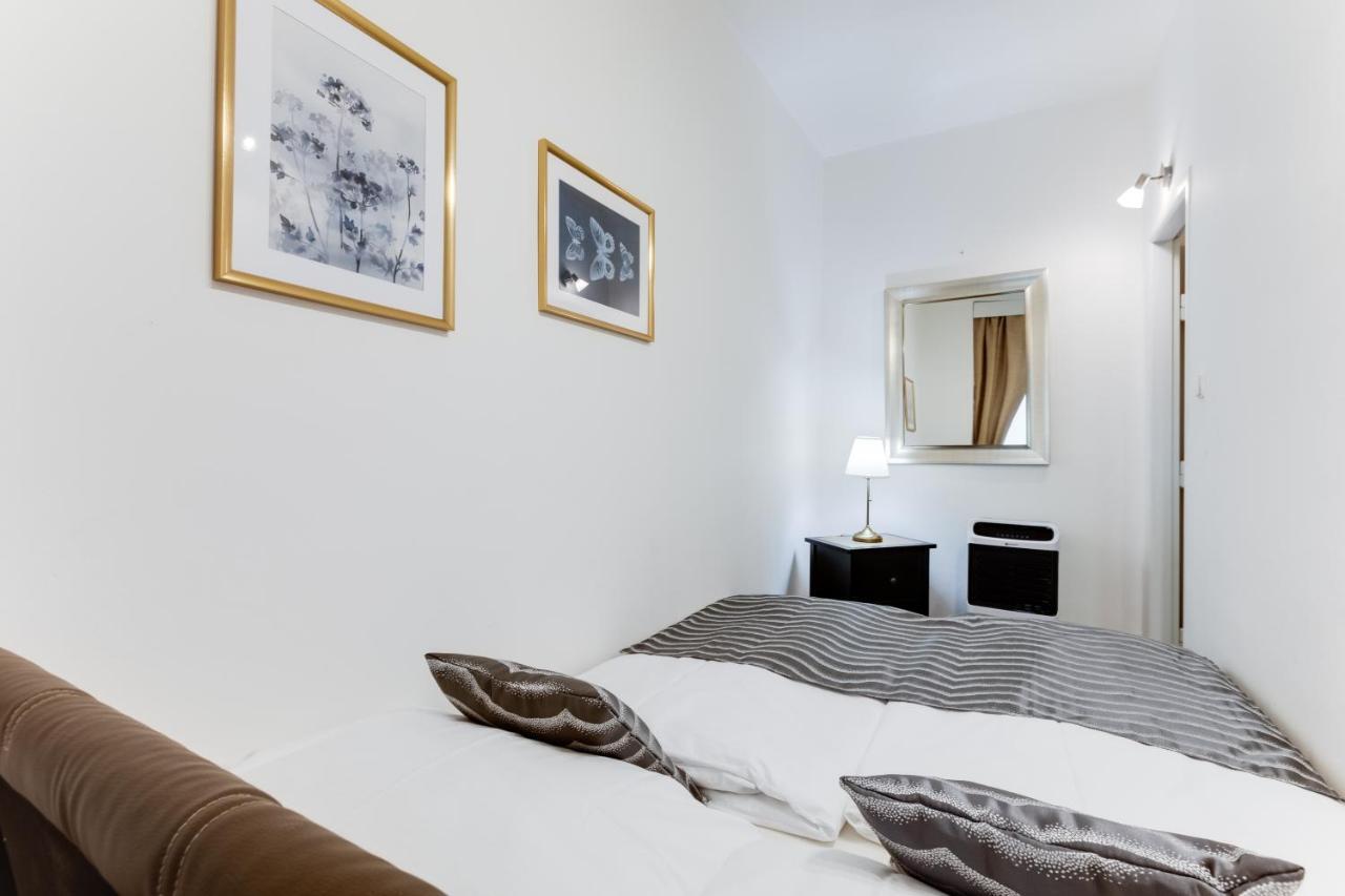 Exclusive Riverside Apartment In The Heart Of Прага Екстериор снимка