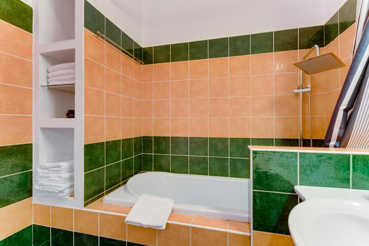 Exclusive Riverside Apartment In The Heart Of Прага Екстериор снимка