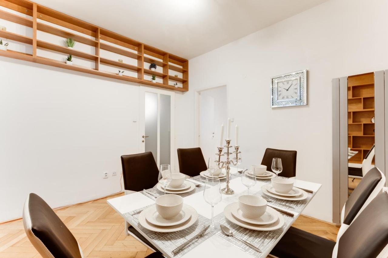 Exclusive Riverside Apartment In The Heart Of Прага Екстериор снимка